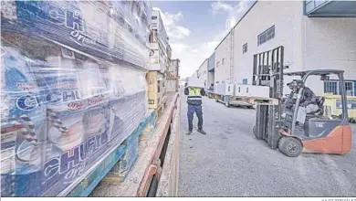  ?? JULIO GONZÁLEZ ?? Descarga de productos en las naves del Banco de Alimentos de Cádiz, en Puerto Real, el año pasado.