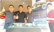  ??  ?? Clayton (second left) and others showing the model house of Taman Villa Kashim.