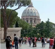  ?? BRUSÍLOFF ?? La cúpula de la Basílica de San Pedro puede verse impresiona­nte desde los Museos Vaticanos.CARMENCHU