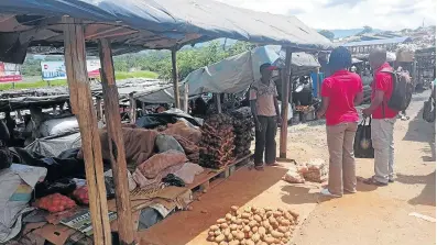  ?? Picture: KENNETH MATIMAIRE ?? IN CRISIS: Traders at the Sakubva fruit and vegetable market in Mutare vow to join the protests against fuel hikes in Zimbabwe.