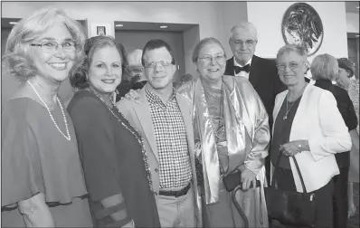  ??  ?? Patti Powell, Tricia Peacock, Christophe­r Moore, honoree Dr. Joanna and Robert Seibert and Susan Lyon