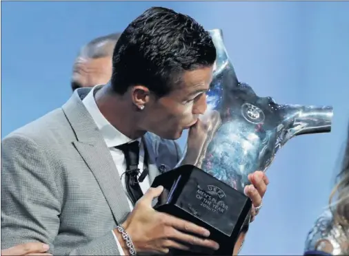  ??  ?? MEJOR JUGADOR DEL AÑO. Cristiano conquisto el premio de la UEFA por tercera ocasión en su carrera.