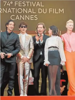  ?? // REUTERS ?? Wes Anderson (en el centro) posa antes de la proyección de ‘La crónica francesa’ con Adrien Brody, Timothée Chalamet, Lyna Khoudri y Tilda Swinton