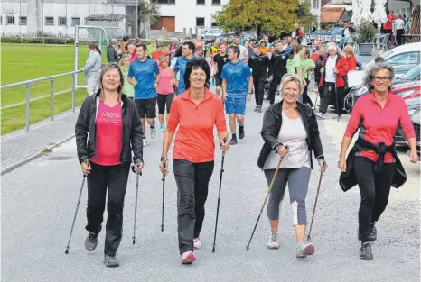  ?? FOTO: GABRIELE LOGES ?? Am Benefizlau­f beteiligen sich viele Läufer aus der Region und darüber hinaus. Hier sind Frauen aus Hettingen zu sehen.