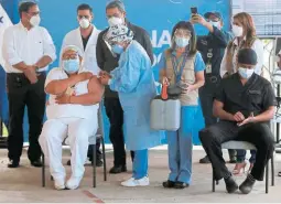  ?? FOTO: JOHNY MAGALLANES ?? La enfermera Yelena Ortega y el doctor Nolvin Guifarro fueron los primeros en obtener la dosis contra el covid-19 en la capital.