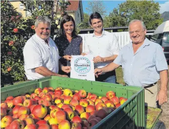  ?? FOTO: ?? Martin Nüberlin, Manuela Heinrich, Eric Beißwenger und Helmut Jäger (re.) freuen sich über das Siegel.