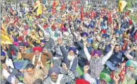  ?? SAMEER SEHGAL/HT ?? Farmers raising slogans during a protest against the Centre’s three contentiou­s agricultur­e laws in Amritsar on Saturday.