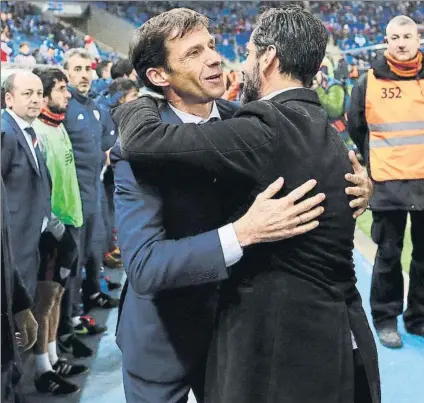  ?? FOTO: EFE ?? En tablas Kuko Ziganda y Quique Sánchez Flores se fundieron en un amistoso abrazo antes del inicio del choque en Cornellà