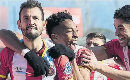  ?? FOTO: PUNTÍ ?? Mojica, junto a Stuani, celebrando un gol El carrilero le ha ganado la partida a Aday y se ha convertido en el titular en la banda zurda