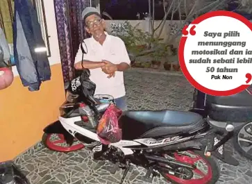  ??  ?? PAK Non bersama motosikal Yamaha LC 135 yang ditunggang­nya dari Sungai Petani ke Port Dickson ketika ditemui di rumah bapa mentuanya di Taman Intan Duyung, Port Dickson.