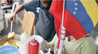  ?? DIARIO LIBRE ?? Inmigrante­s venezolano­s dedicados a ventas informales.