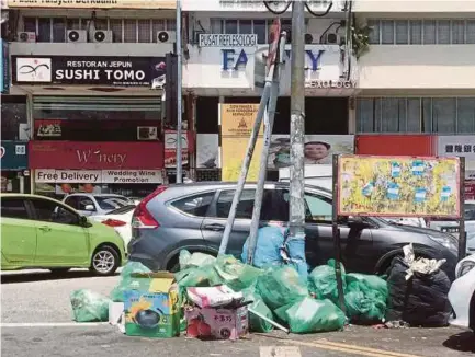  ??  ?? Residents are urging the Petaling Jaya City Council to deal with food stall operators dumping their rubbish by the roadside.