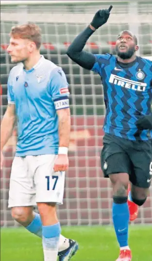  ??  ?? Lukaku celebra uno de los dos goles conseguido­s en el partido de ayer ante la Lazio.