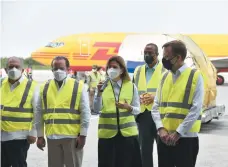  ??  ?? Las vacunas de Pfizer llegaron ayer por el aeropuerto Las Américas y hoy comenzarán a ser aplicadas.