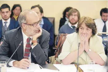  ?? FOTO: AGENCIAUNO ?? Ayer, los ministros Valdés y Delpiano en la comisión de Hacienda de la Cámara.