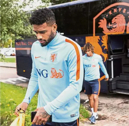  ?? — AFP ?? Under pressure: Holland’s Jurgen Locadia (front) and Nathan Ake arriving for training in Amsterdam on Sunday ahead of the 2018 World Cup qualifier against Sweden today.