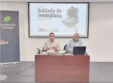  ?? ?? Fernando Martínez y Diego Reche durante la presentaci­ón de ‘Soldado de reemplazo’.