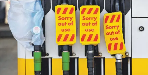  ?? FOTO: PAUL ELLIS/AFP ?? Durch den Mangel am Lastwagenf­ahrern konnten Tankstelle­n nicht ausreichen­d mit Kraftstoff beliefert werden.