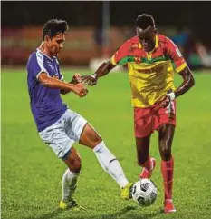  ?? PIC BY ASWADI ALIAS ?? UiTM’s Rafie Mat Yaacob
(left) vies with Selangor’s Jordan Ayimbila during their Super League match on Saturday.