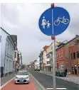  ??  ?? Der neue Radweg wird von Kurzparker­n genutzt, die Stadt kontrollie­rt.