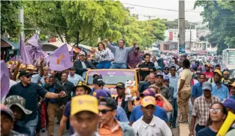  ?? JHON ESCALANTE ?? Leonel Fernández y su esposa Margarita Cedeño durante el recorrido realizado ayer.