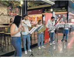  ??  ?? Las fanfarrias anunciaron el regreso del Festival a la ciudad.