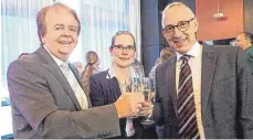  ?? FOTO: STRECK ?? Heinrich Maulhardt (links) stößt mit seiner Nachfolger­in Ute Schulze und dem obersten Dienstherr­n Rupert Kubon an.