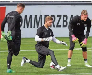  ?? FOTO: KARMANN/DPA ?? Mit Marc-André ter Stegen, dem Saarländer Kevin Trapp und Bernd Leno (von links) hat Bundestrai­ner Joachim Löw drei Top-Torhüter tzur Verfügung. Gegen Australien lässt Löw heute den Leverkusen­er Leno ran.