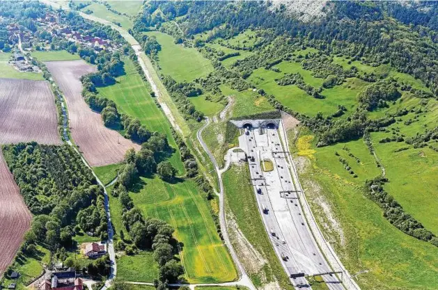  ??  ?? Das Luftbild zeigt das Ostportal des Jagdbergtu­nnels. Links davon ist die frühere A -Trasse durchs Leutratal zu erkennen, die an Leutra und den Orchideenw­iesen vorbeiführ­te. Archiv-Foto: Tino Zippel