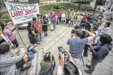  ?? PHOTOS BY RICARDO B. BRAZZIELL / AMERICAN-STATESMAN ?? Above: Family members of Larry Jackson and activists gathered outside the DistrictAt­torney’s office on Monday to discuss the grand jury indictment of retiredAus­tin police Detective Charles Kleinert, whowas charged with manslaught­er in the death of...