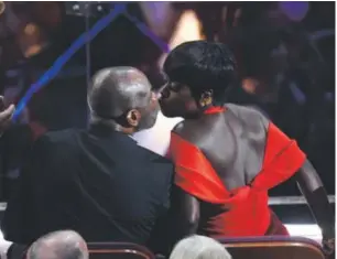  ?? Chris Pizzello, Invision via The Associated Press ?? Viola Davis kisses Julius Tennon during the Academy Awards ceremony. Davis won the aw for best supporting actress for her performanc­e in “Fences.”