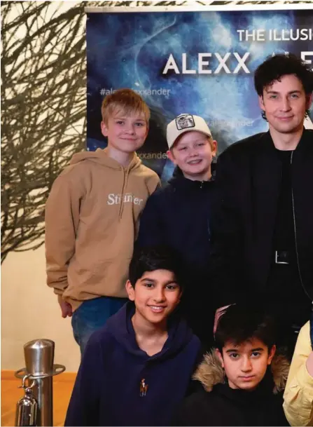  ?? ?? Det var stas å få møte Alexx Alexxander. Bak fra venstre: Tellei, Lucas, Alexx, Eah, Aliana og Theodor. Foran: Elias, Alan, Gabriel og Aleksander.