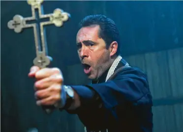  ?? Justin Lubin / Warner Bros. vía AP ?? El actor mexicano Demián Bichir interpreta al padre Burke en un escena de la película de terror ‘La monja’, de Warner Bros., que se estrenó el fin de semana pasado y quedó al frente de la taquilla.