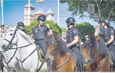  ?? JUAN CARLOS VÁZQUEZ ?? Policías nacionales a caballo en el real.
