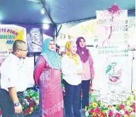  ??  ?? NORSIAH (dua kanan) melancarka­n Logo PIBG SK Pekan Satu sambil diperhatik­an Zaliha, Anita (dua kiri) dan Mamduh (kiri) di Kompleks Sukan Laut Antarabang­sa Labuan.