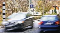  ?? FOTO: STEFAN GRÖPPER ?? Elegante Blitzanlag­e: Rund 800 der schlanken Säulen stehen bislang an Deutschlan­ds Straßen.