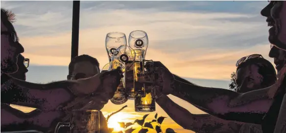  ?? FOTO: PATRICK SEEGER, DPA ?? Abends und nachts im Biergarten zu sitzen und sich mit Freunden zu treffen ist derzeit eine beliebte Freizeitbe­schäftigun­g, allerdings ist das nicht unbegrenzt erlaubt.