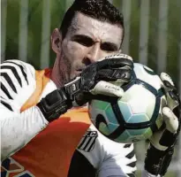  ?? 27.jun.17/SantosFC/Divulgação ?? O goleiro Vanderlei afirmou que o fato de ser preterido por Tite não alterou seu desempenho