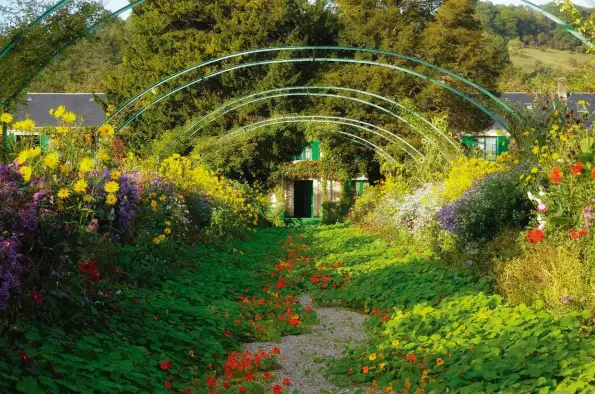  ??  ?? Grande allée dans le jardin de Claude Monet à Giverny, qui inspira à l’artiste la peinture ci-contre