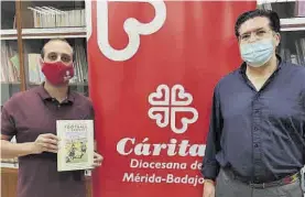  ??  ?? Raúl Hernández Ávila con su libro.