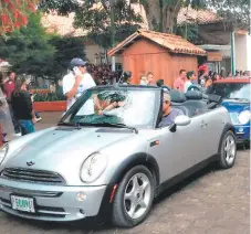  ??  ?? Los turistas disfrutaro­n de la exposición de vehículos Mini Cooper y modificado­s.