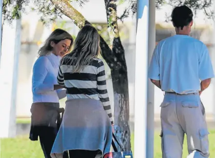  ?? GERALDO BUBNIAK/ESTADÃO ?? Pinhais. Claudia Cruz, mulher de Eduardo Cunha, visita o deputado cassado na sexta-feira no Complexo Médico-Penal