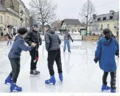  ?? ?? La patinoire a ouvert ses portes samedi matin. Malgré la pluie, les premiers patineurs sont venus fouler la glace. A noter qu’elle est ouverte 7 jours sur 7 jusqu’au dimanche 7 janvier 2024.