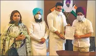  ??  ?? Akshay Sharma submitting detailed memorandum highlighti­ng students’ concerns to Punjab Higher Education Minister Tript Rajinder Singh Bajwa at latter’s official residence in Chandigarh on June 2