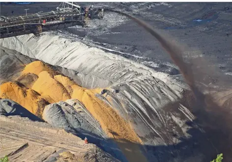  ?? FOTO: YOUNG/DPA ?? Das Aus für die klimaschäd­liche Kohleverst­romung bedeutet mittelfris­tig auch das Aus für die letzten deutschen Braunkohle­reviere wie Garzweiler.