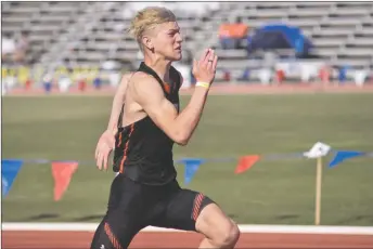  ?? JEANS PINEDA/Taos News ?? Korlan Gibson sprints down the runway in the triple jump on Saturday (May 14).