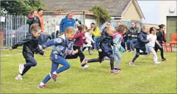  ??  ?? Junior girls grin as they compete in the flat race. 50_c25ruralsp­orts01