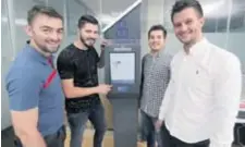  ??  ?? Tomislav Vukovski, Natko Bošnjak, Slaven Pokrivko i Antonio Filipović ispred upravljačk­og zaslona Bike2Locka