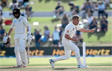  ?? GETTY IMAGES ?? Englnd bowler Sam Curran celebrates the key wicket of New Zealand captain Kane Williamson at Mt Maunganui’s Bay Oval yesterday.