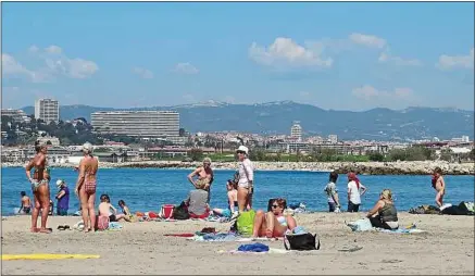  ??  ?? Mardi, sur la plage de la Pointe Rouge, à l’heure de la pause déjeuner, ils étaient nombreux à faire bronzette.